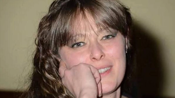 Linda Natali, mamma di due figlie scomparsa a 48 anni per una grave malattia In tantissimi ai funerali nella chiesa di Sant’Antonio