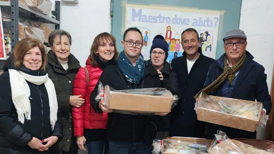 La consegna dei pacchi alimentari della Fondazione Cassa di risparmio di Carrara alle sedi della Caritas di Pontremoli, Avenza, Massa e Marina di Carrara grazie anche alla collaborazione con Anffas