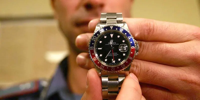 L’imbianchino le ruba cinque Rolex. A processo: bottino da 50mila euro