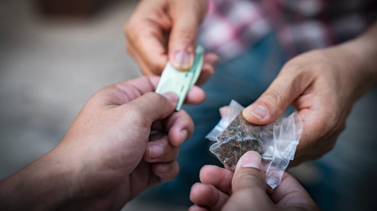 Lo spaccio di droga in città: i numeri. Meno denunce dal 2019. Aumentano i tossicodipendenti