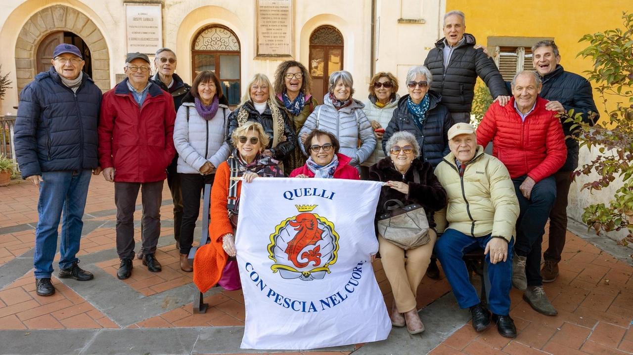 Un gruppo di volontari dell’associazione ’Quelli con Pescia nel cuore’ (Goiorani)