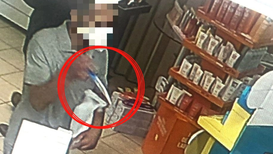 Un frame del video delle telecamere nella farmacia