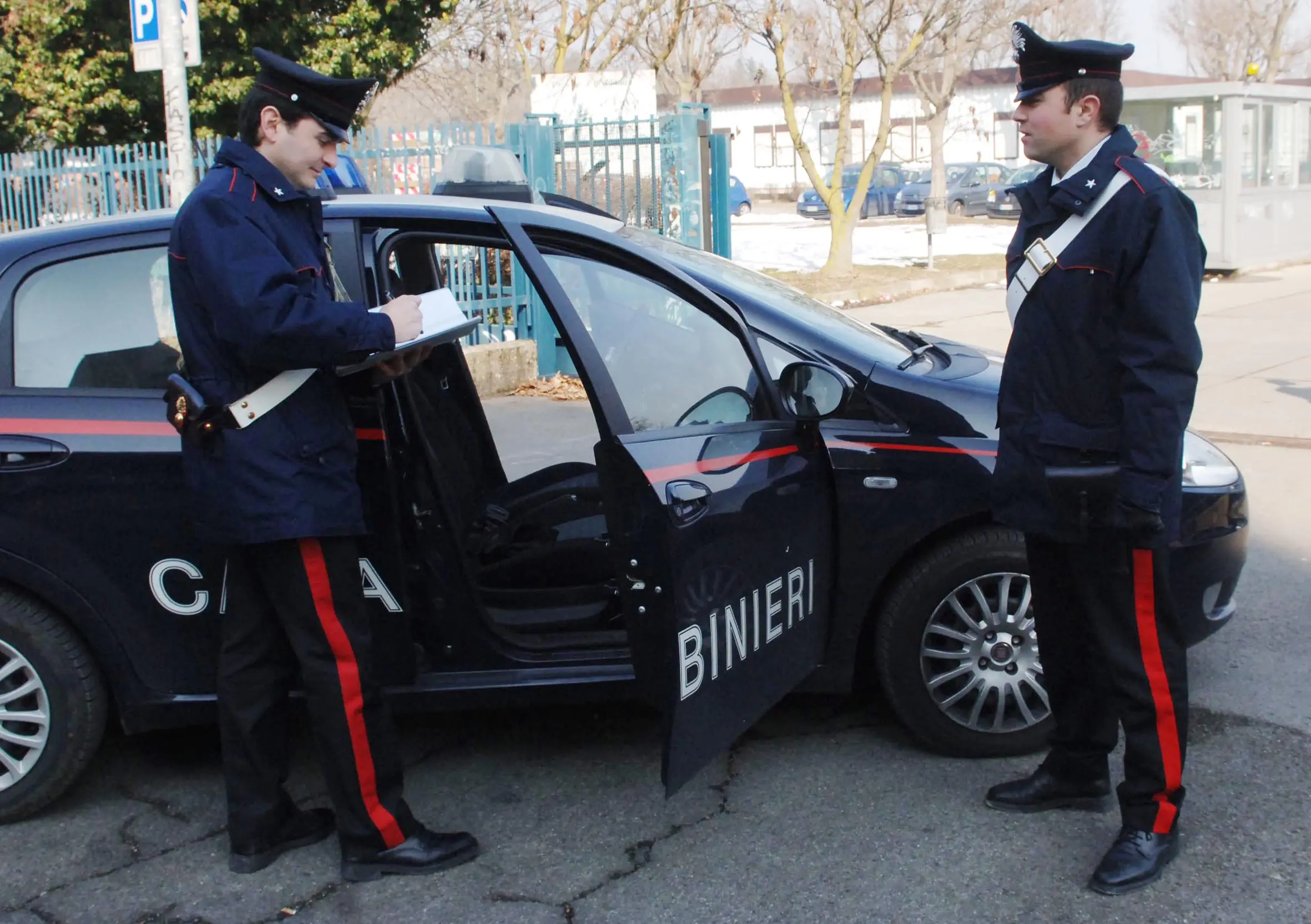 Follia a 13 anni, lanciano sassi sulle auto dal cavalcavia: denunciati tre giovanissimi