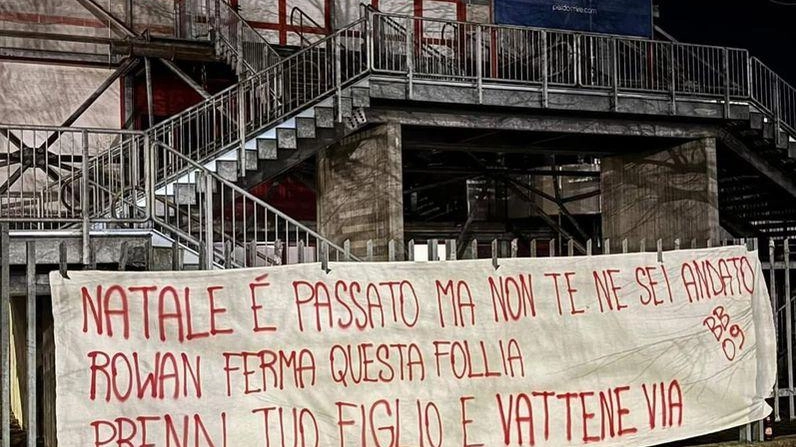 Lo striscione della Baraonda Biancorossa appeso all’esterno del PalaCarrara