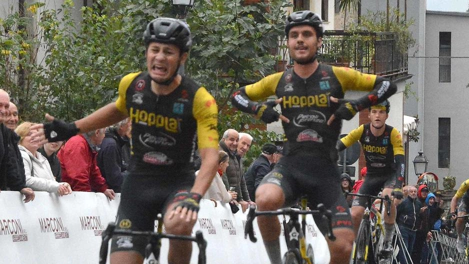 A Castiglion Fibocchi, la Hopplà Petroli trionfa nel Trofeo Zanchi con una tripletta. Matteo Regnanti vince dopo una fuga di 100 km sotto la pioggia, seguito da Di Felice e Baroni. La corsa, valida per diversi trofei, vede anche la presenza di ospiti illustri come Baronchelli e Nocentini.