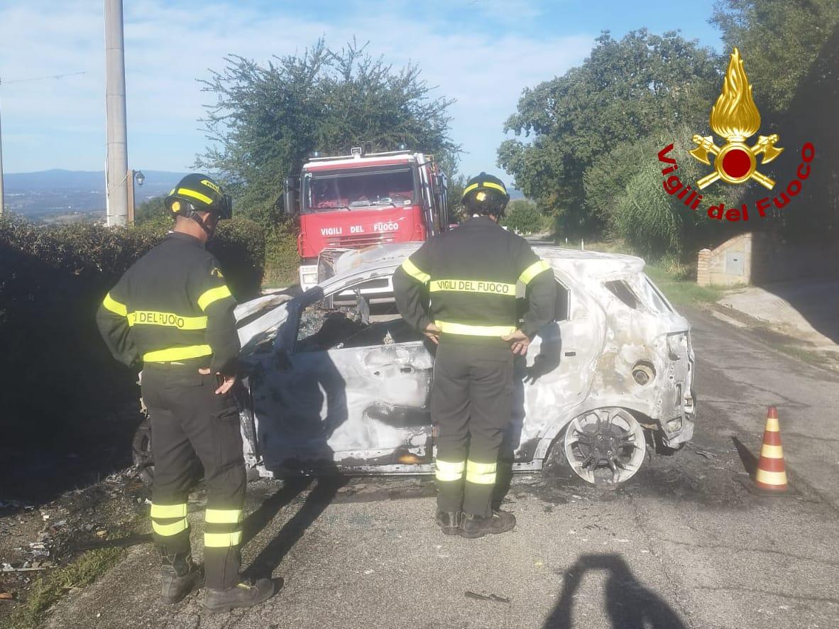 Con l’auto contro una casa, vettura a fuoco: muore ragazzo di 21 anni