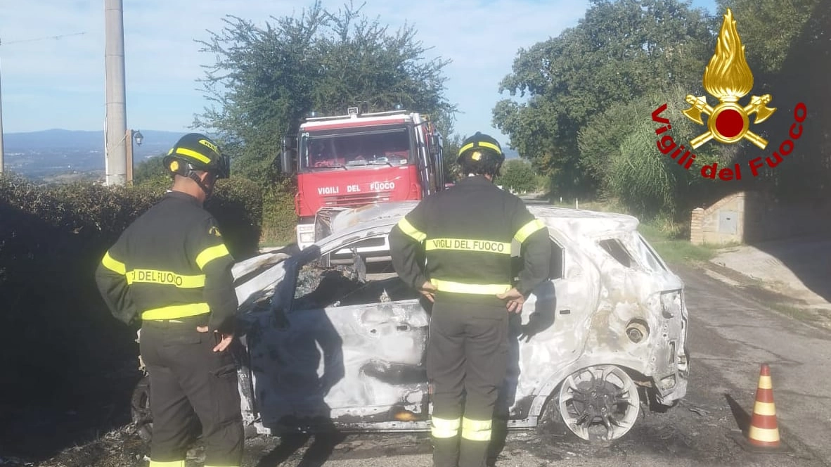 Nel drammatico impatto l'auto è andata a fuoco