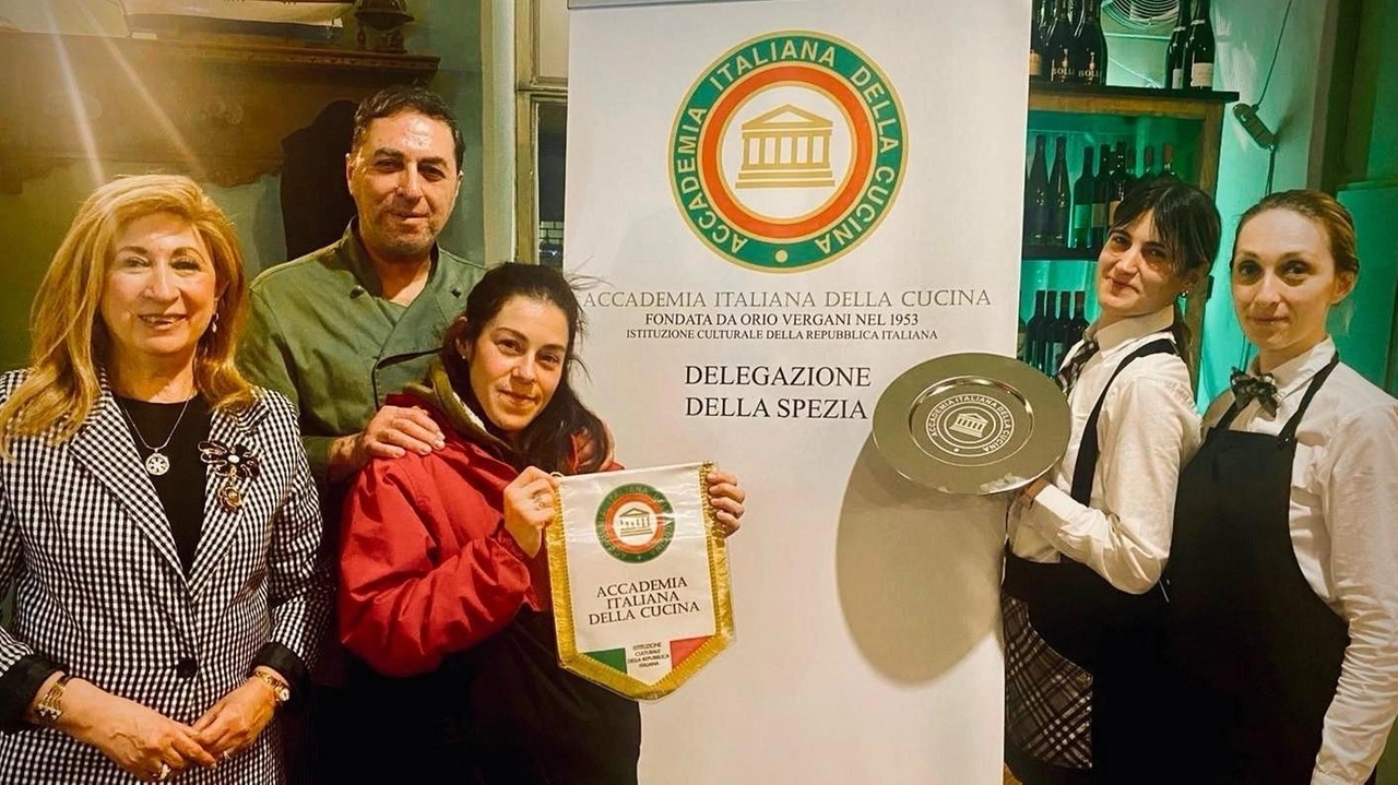 Gli Accademia, con Marinella Curre Caporuscio, in visita all’Osteria dei camalli