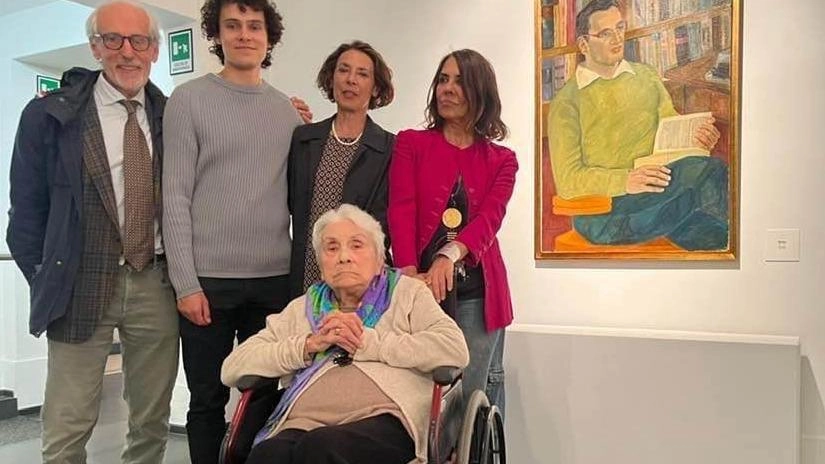 Emozione per la scomparsa di Fabriani. La pittrice centenaria in mostra a Lucca