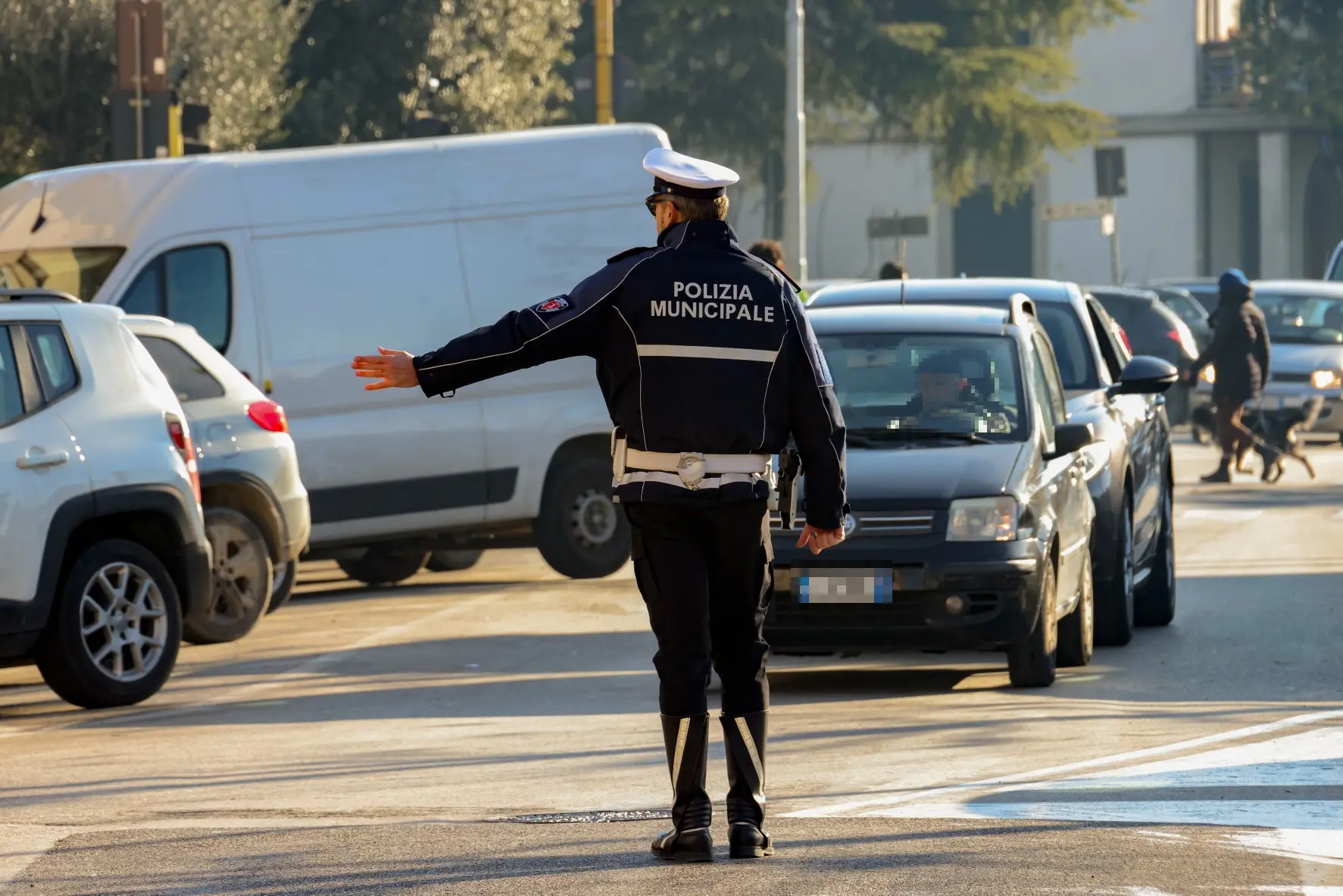 Guida con una falsa patente scaricata da internet (e pure scaduta), denunciato