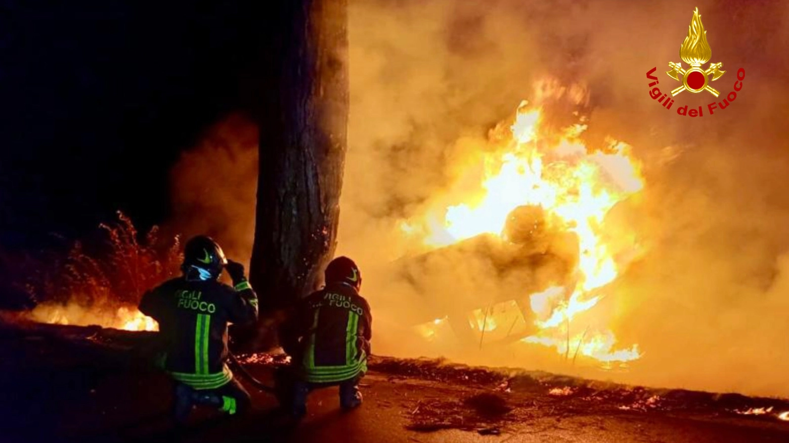 L'auto in fiamme e l'intervento dei vigili del fuoco