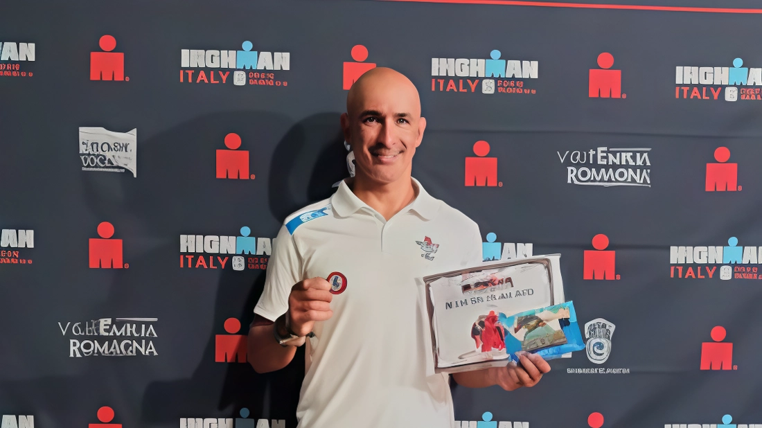 Il triatleta Alessandro Piersantelli di Gualdo Tadino ha vinto il titolo di Ironman per la seconda volta a Cervia, con un tempo di 9h41’09’’. Ha conquistato il pass per la finale mondiale di categoria per Nizza 2025.