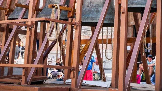 A Lucca, un camion con sei campane suona in piazza San Martino per riportare il suono alle antiche campane della Cattedrale di San Martino, silenziose a causa di lavori di restauro. Il gesto simbolico rappresenta la volontà di preservare il patrimonio storico e culturale della città.