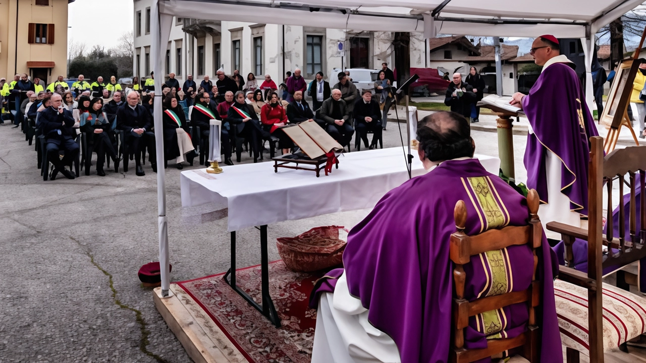 La celebrazione religiosa con il vescovo Maffeis. In alto il commissario Castelli con Proietti e Ferdinandi