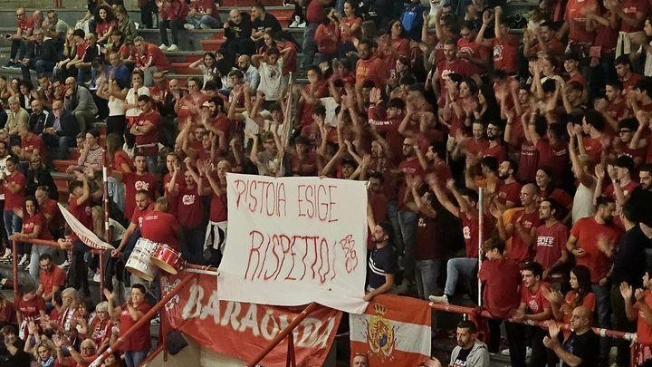 Lo striscione esposto dalla Baraonda Biancorossa (foto da Pistoia Sport)