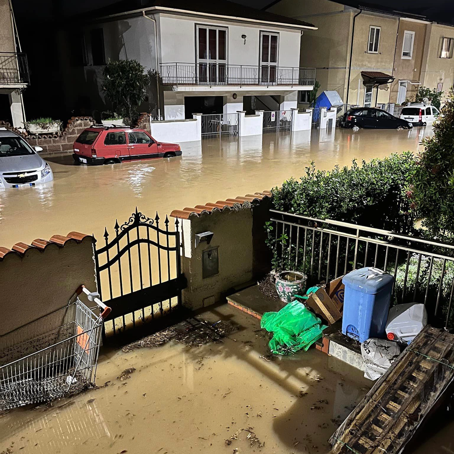 La situazione in via Sanzio a Cecina