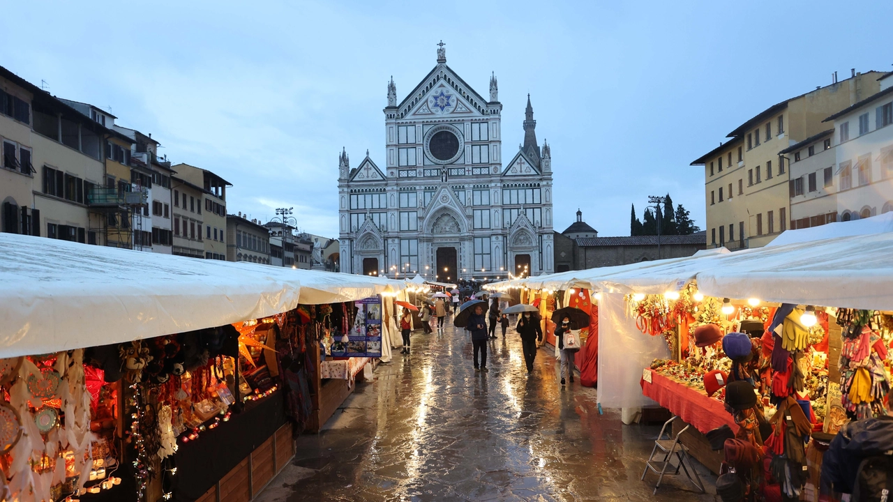 Mercato di Natale in piazza Santa Croce a Firenze (foto Giuseppe Cabras/New Press Photo)