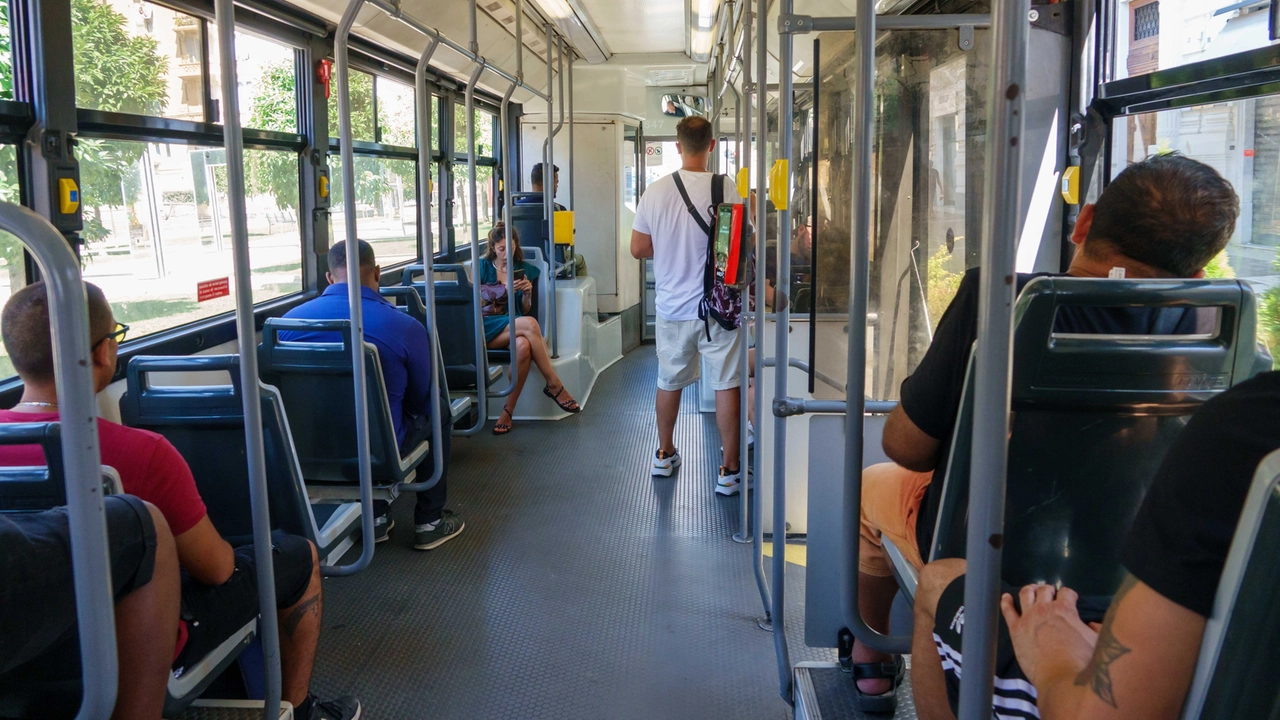 L'interno di un autobus in una foto d’archivio