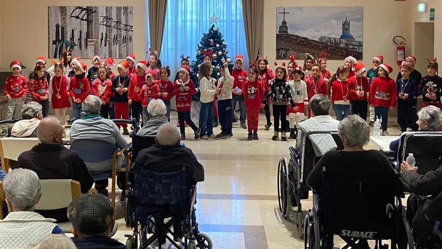 Anche quest’anno i bambini della scuola Peruzzi hanno voluto regalare i loro canti agli ospiti della Casa di riposo Campansi....