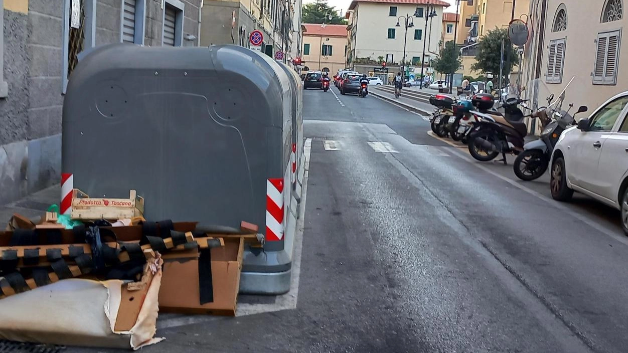 Multe nei paesi. per i rifiuti selvaggi,. ma in centro resta il caos