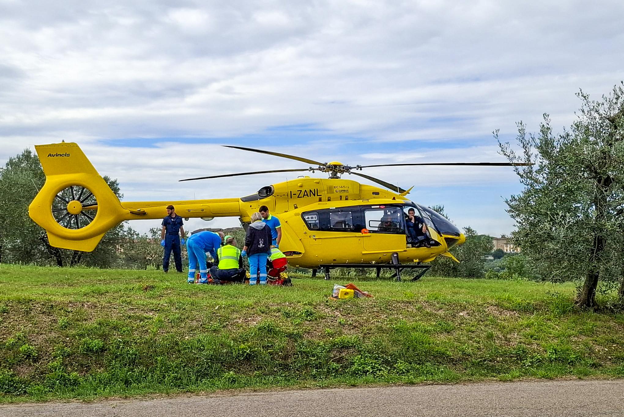 Fosdinovo, cade da oltre tre metri: portato d’urgenza a Pisa con l’elicottero Pegaso