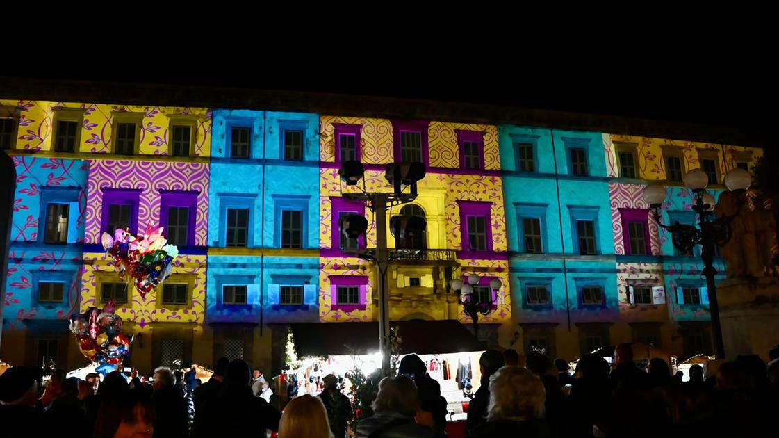 Pienone per “Lucca Magico Natale“ . Assalto al mercatino in piazza Napoleone