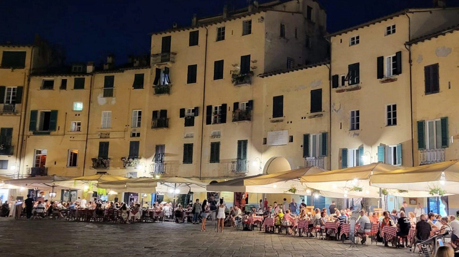 Bulloni, si parte da piazza Anfiteatro. Il suolo pubblico diventa ”fisso“ e gli spazi per i locali si riducono