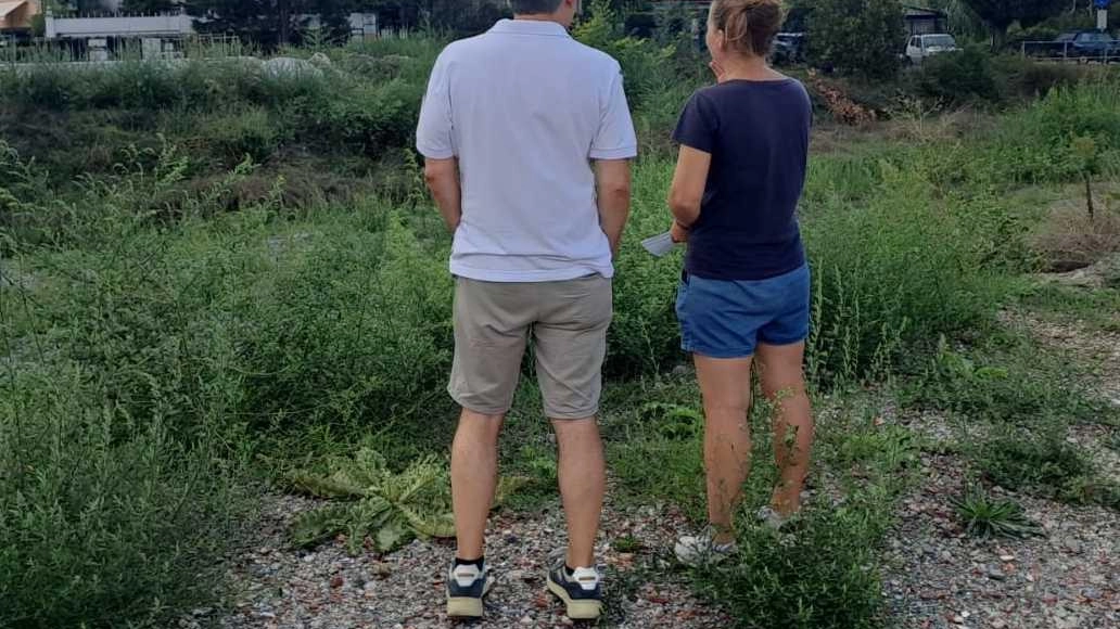 Il guado del torrente Calcandola viene utilizzato come passaggio dai pedoni dopo la chiusura del ponte su via Falcinello