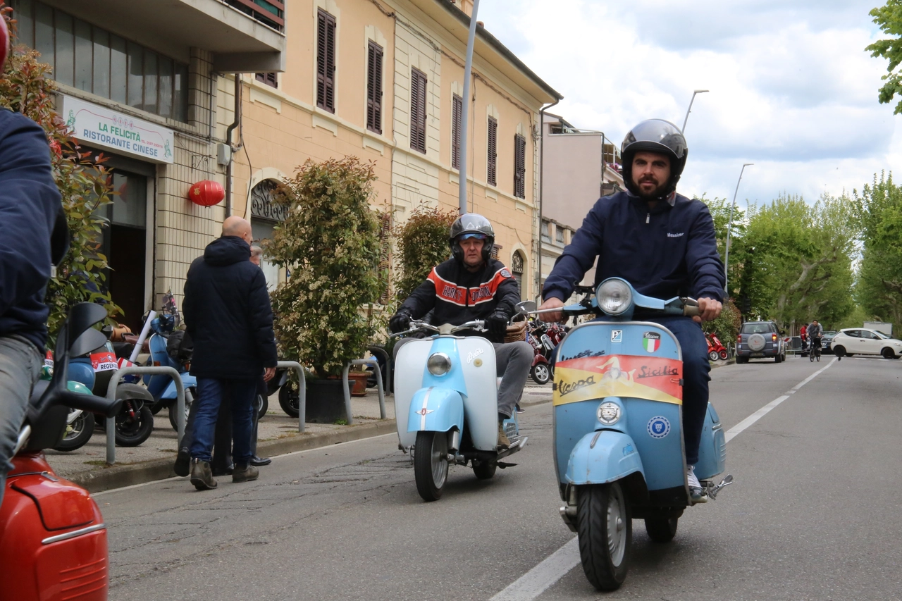 Vespisti in giro per Pontedera (Bongianni / Fotocronache Germogli)