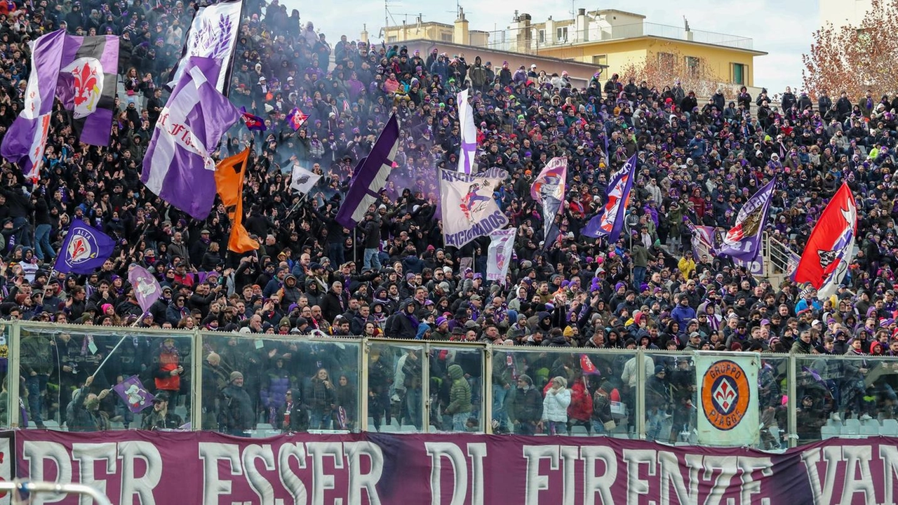 Tifo come ai vecchi tempi. La carica dei tremila viola. Italiano: saluto particolare