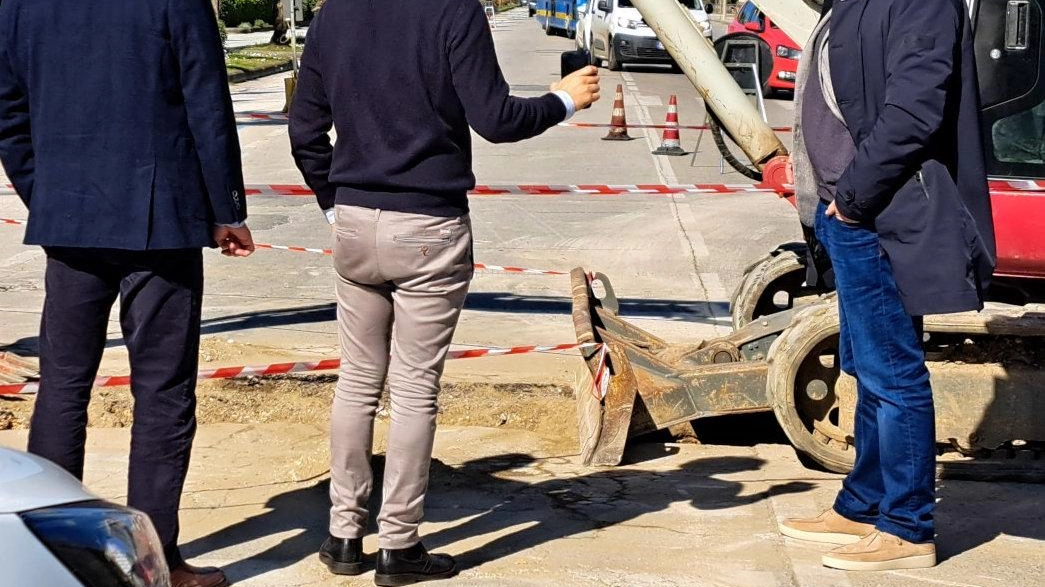 Disagi per chi in questo periodo transita sul lungomare di Motrone. Nei giorni scorsi ha preso il via la...