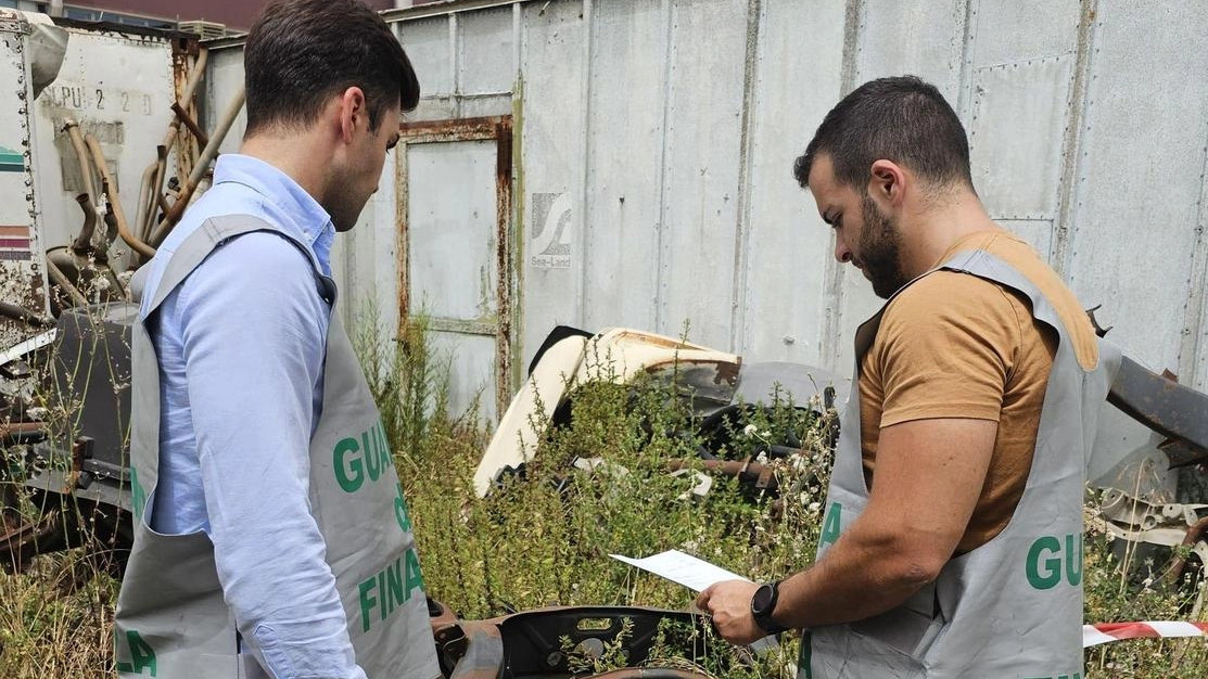 Scoperta una distesa di discariche. Quintali di rifiuti abbandonati. La finanza denuncia cinque persone