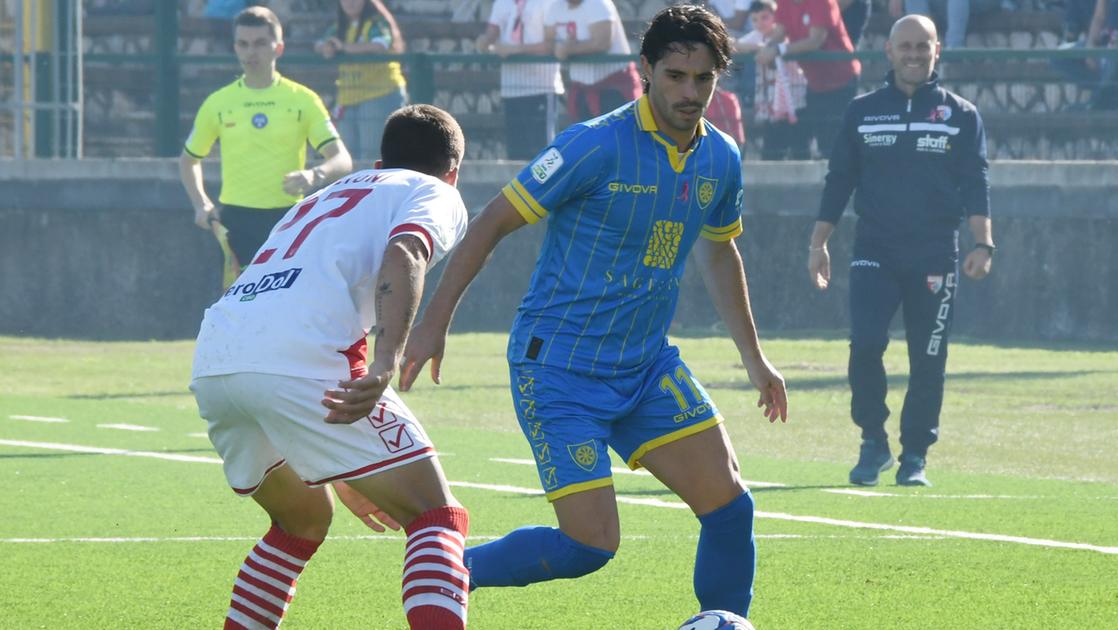 Carrarese Cosenza 1 0: un eurogol di Cicconi dà la vittoria agli apuani