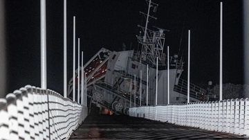 Nave incagliata sul pontile di Marina di Massa. I danni, il pericolo ambientale e quando sarà rimossa