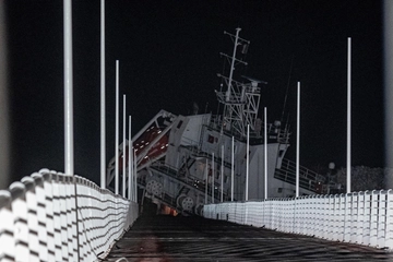 Nave incagliata sul pontile di Marina di Massa. I danni, il pericolo ambientale e quando sarà rimossa