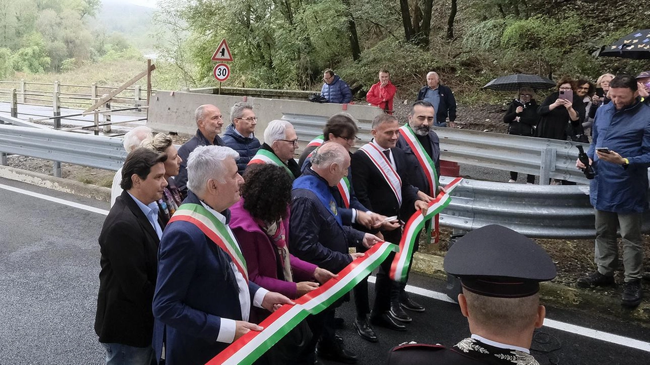 Il taglio del nastro del primo viadotto sul torrente Penolo