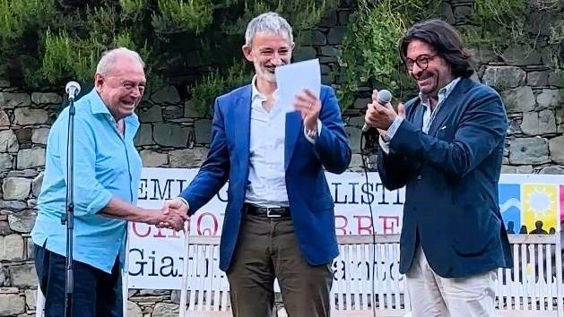 Da sinistra Luigi Grillo, Pietro Senaldi e Francesco Del Vigo durante la cerimonia di consegna del Premio giornalistico Cinque Terre