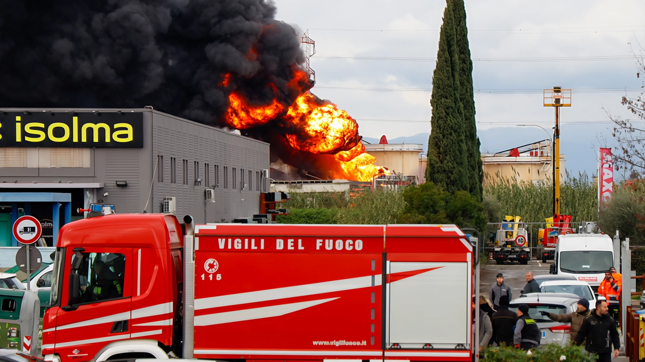 In alto, il sindaco Carovani; sotto, l’incendio generato dall’esplosione al deposito