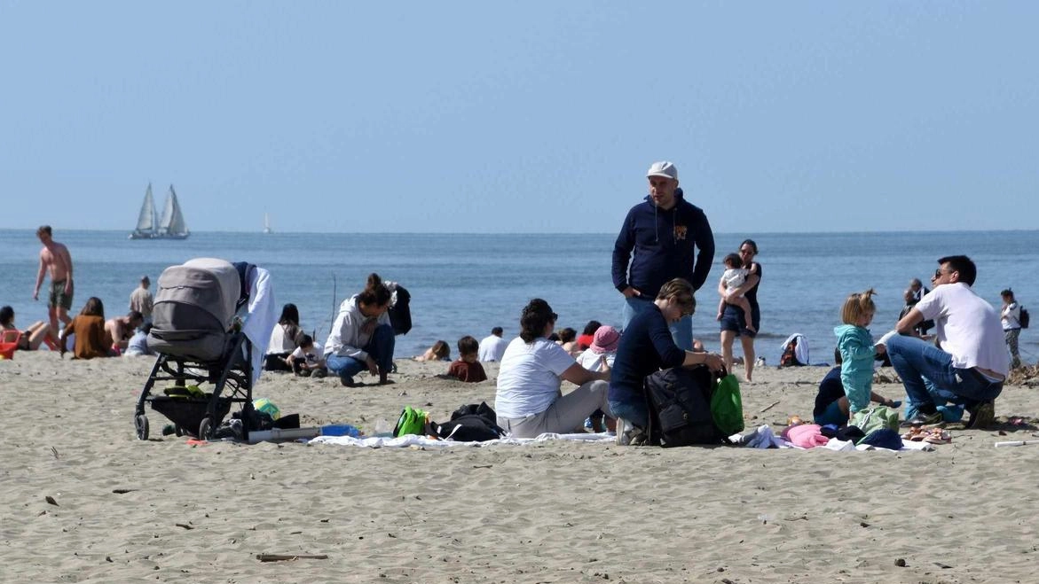 Sotto il sole di novembre. Picnic e tuffi sulla spiaggia per il Ponte di Ognissanti