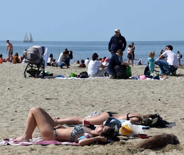 Sotto il sole di novembre. Picnic e tuffi sulla spiaggia per il Ponte di Ognissanti