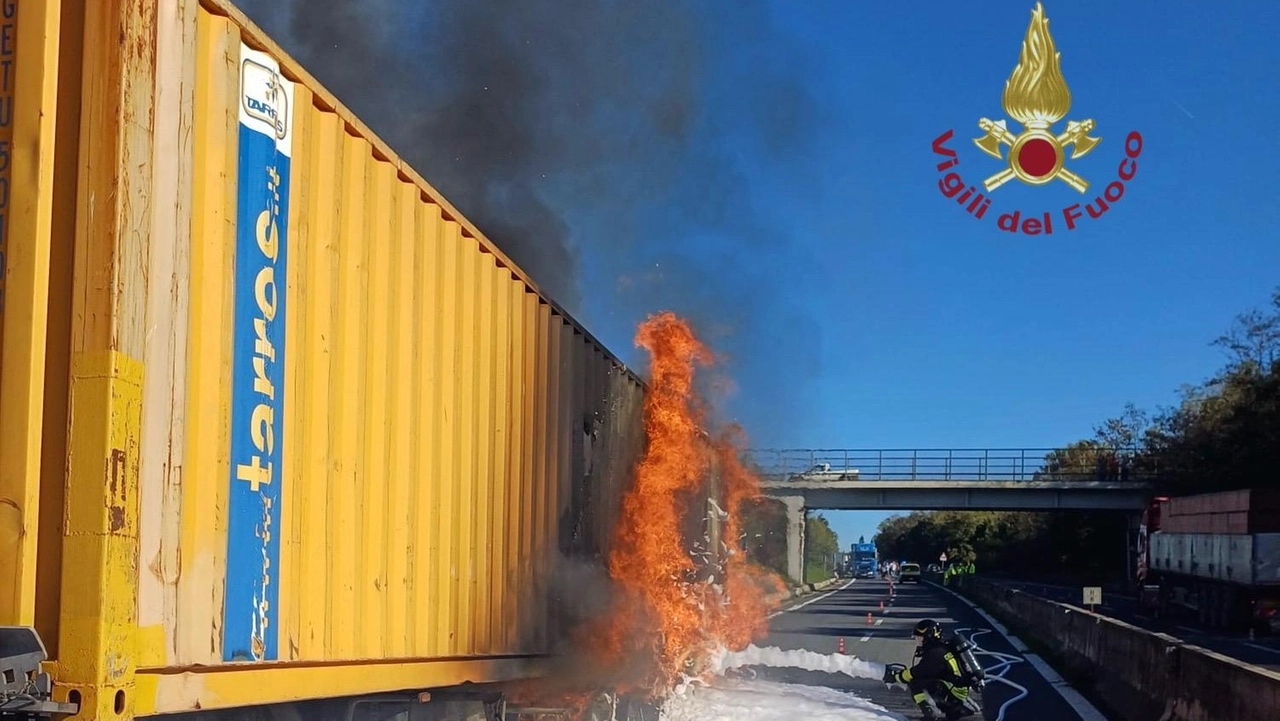 Il mezzo in fiamme (foto vigili del fuoco)