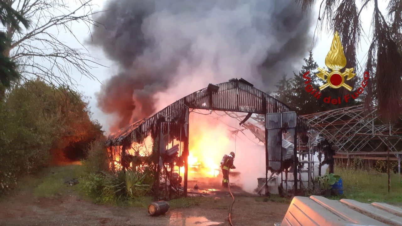 Il capannone distrutto dalle fiamme ad Arezzo