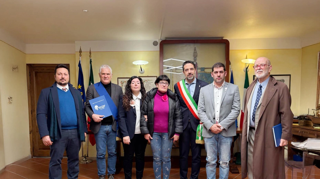 Il sindaco di Pescaglia, Andrea Bonfanti, durante la cerimonia con cui è stato assegnato alla famiglia Menchini il titolo di “Garden of Excellence“ da parte dell’International Cammelia Society per il. Bosco di Camelie di Vito e Gemma