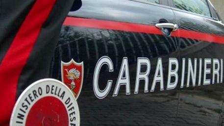 Terrorizza e minaccia la madre, donna allontanata dalla casa familiare