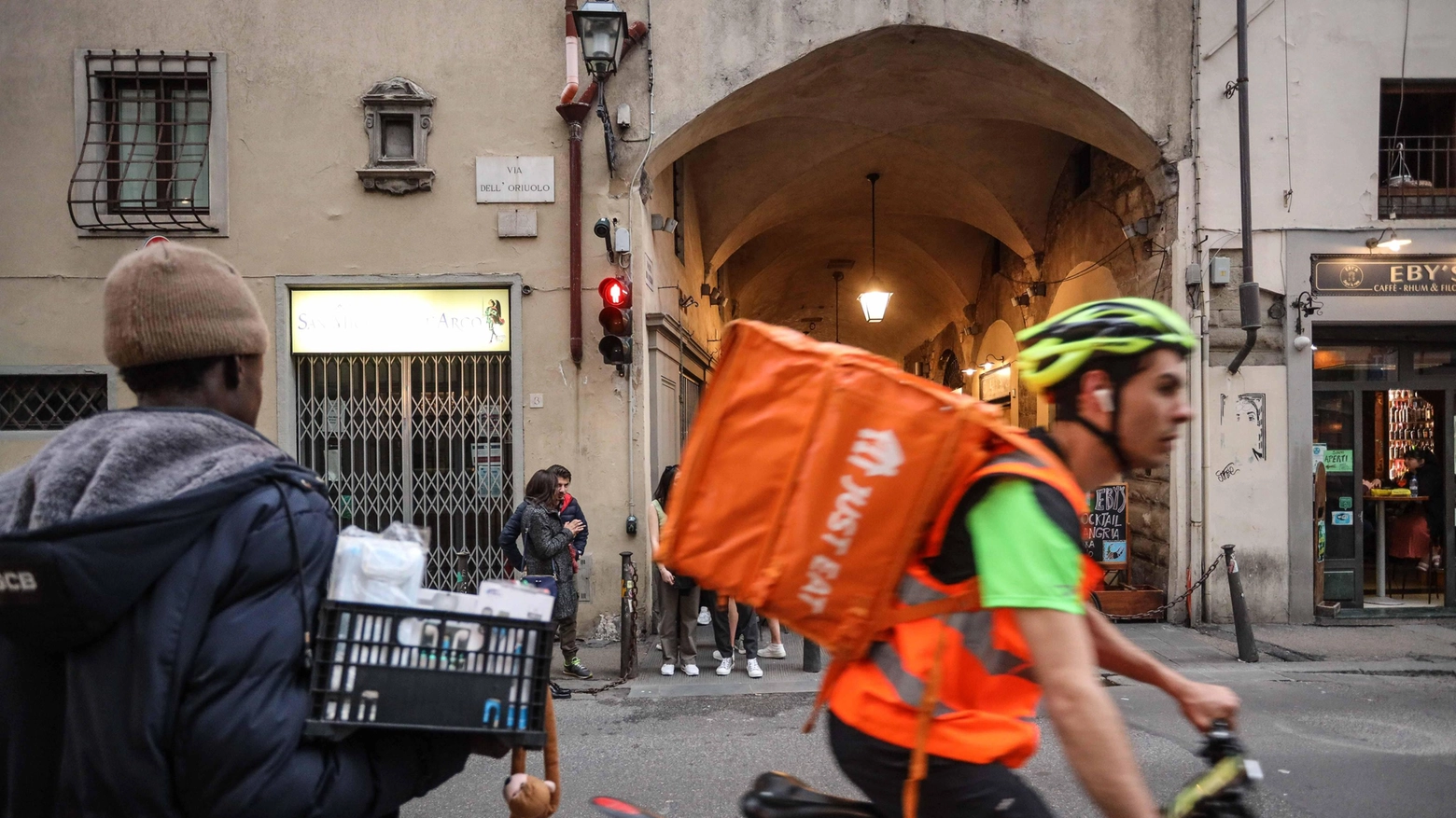 Troppo lenti, rider sanzionati. Individuati da un algoritmo: "Colpisce un terzo dei fattorini"