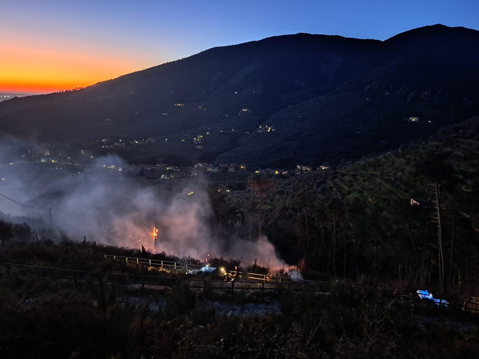 Incendio boschivo a Calci, denunciato un 58enne