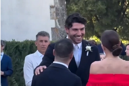 Ignazio Moser prima dell'inizio del matrimonio con Cecilia Rodriguez di fronte alla villa di Artimino