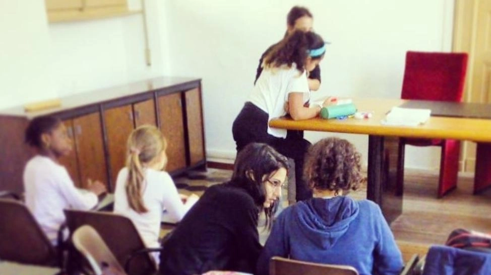 Il doposcuola in una classe della secondaria di primo grado