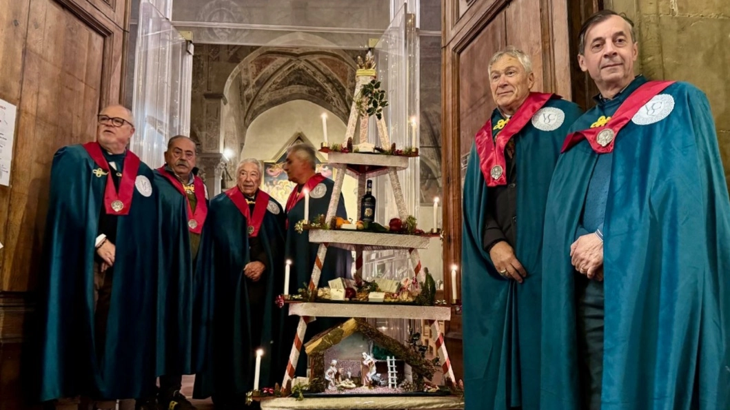 Firenze, il ceppo è stato riacceso dalla Venerabile Compagnia dei Quochi. Non è un errore di battitura: la singolare Q della parola Quochi rimanda direttamente all’epoca della sua fondazione, cioè il ‘500 fiorentino. E' scritta così su una lapide dell'epoca e così è stata mantenuta