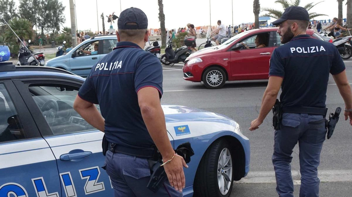 La polizia indaga per risalire all’identità dei tre autori della rapina ai danni di un turista del Nord Europa